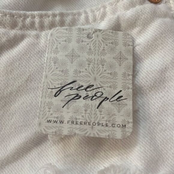 We the Free Maggie Mid-Rise Jean Shorts Optic White Size 27 Destroyed Distressed - Picture 9 of 11